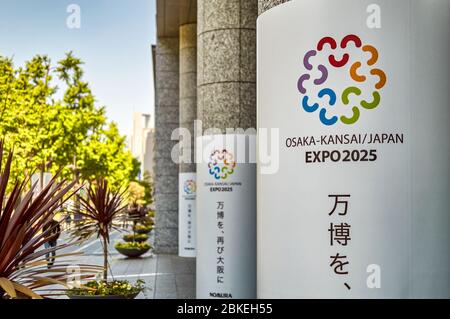 Osaka / Japon - 5 mai 2018: Affiches faisant la promotion de l'offre d'Osaka pour l'organisation de l'exposition mondiale en 2025 dans le centre-ville d'Osaka, au Japon Banque D'Images