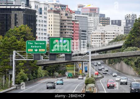 Wellington, Nouvelle-Zélande. 4 mai 2020. Les véhicules circulent sur une route à Wellington, en Nouvelle-Zélande, le 4 mai 2020. La Nouvelle-Zélande n'a signalé aucun nouveau cas de COVID-19 au cours des dernières 24 heures, la première fois en 49 jours, le nombre total d'infections restant à 1 487, a déclaré le Ministère de la santé lundi. Crédit: Guo Lei/Xinhua/Alay Live News Banque D'Images