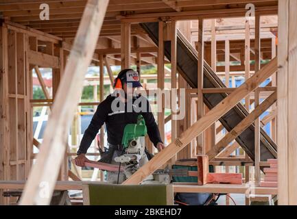 Wellington, Nouvelle-Zélande. 4 mai 2020. Un homme travaille sur un chantier de construction à Wellington, en Nouvelle-Zélande, le 4 mai 2020. La Nouvelle-Zélande n'a signalé aucun nouveau cas de COVID-19 au cours des dernières 24 heures, la première fois en 49 jours, le nombre total d'infections restant à 1 487, a déclaré le Ministère de la santé lundi. Crédit: Guo Lei/Xinhua/Alay Live News Banque D'Images