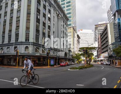 Wellington, Nouvelle-Zélande. 4 mai 2020. Un homme fait une bicyclette près d'une rue commerciale à Wellington, en Nouvelle-Zélande, le 4 mai 2020. La Nouvelle-Zélande n'a signalé aucun nouveau cas de COVID-19 au cours des dernières 24 heures, la première fois en 49 jours, le nombre total d'infections restant à 1 487, a déclaré le Ministère de la santé lundi. Crédit: Guo Lei/Xinhua/Alay Live News Banque D'Images