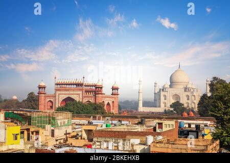 Vue sur Agra: Maisons pauvres et Taj Mahal, Inde Banque D'Images