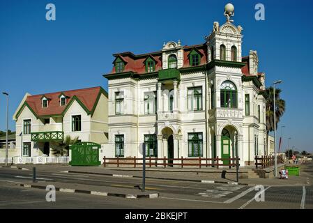 Swakopmund, Namibie/Afrique - 20 mai 2017 : le bâtiment Hohenzollern de style baroque, construit en 1906, architecture coloniale allemande. Banque D'Images