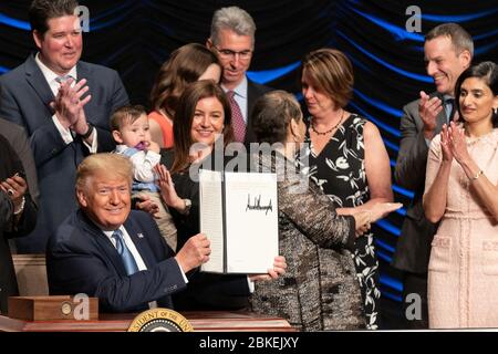 Le président Donald J. Trump a signé son ordre exécutif sur la promotion de la santé du rein mercredi 10 juillet 2019 au Ronald Reagan Building and International Trade Center de Washington, D.C. Remarques du président Trump sur la promotion de la santé du rein Banque D'Images