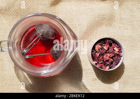 Vue de dessus d'une infusion de plantes rouges de fleurs d'hibiscus Banque D'Images