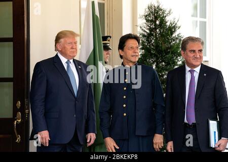 Le président Donald J. Trump accueille le Premier ministre Imran Khan de la République islamique du Pakistan le lundi 22 juillet 2019 à l'entrée du hall de la Maison Blanche dans le hall de l'aile ouest. Le président Trump rencontre le Premier ministre du Pakistan Banque D'Images