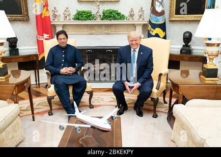 Le 22 juillet 2019, le président Donald J. Trump a accueilli le premier ministre Imran Khan du Pakistan pour une réunion bilatérale dans le Bureau ovale pour discuter des relations américano-pakistanaises et de la sécurité régionale. Banque D'Images