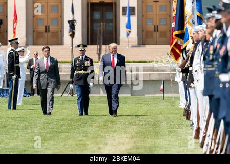 Le président Donald J. Trump examine les troupes lorsqu'il assiste à la cérémonie des distinctions honorifiques du secrétaire à la Défense Esper le jeudi 25 juillet 2019, au Pentagone à Arlington, en Virginie, à la cérémonie des distinctions honorifiques complètes du secrétaire à la Défense Mark Esper Banque D'Images