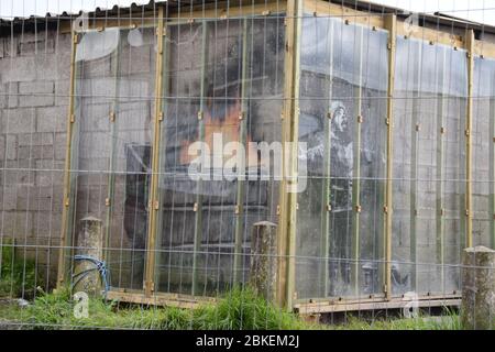 Une pièce d'art dans un garage par l'artiste de rue Banksy à Port Talbot, au sud du pays de Galles Banque D'Images