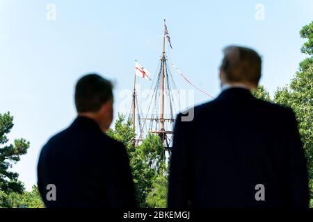 Le président Donald J. Trump visite la réplique de James fort avec Philip Emerson, directeur exécutif de la Fondation James-Yorktown, Inc. Le mardi 30 juillet 2019, au Jamestown Settlement Museum de Williamsburg, en Virginie, le président Trump à Jamestown Banque D'Images