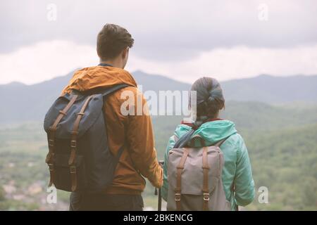 Jeune couple regardant les montagnes. Image en tons. Banque D'Images