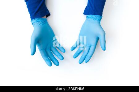 Les mains gantées bleues se rapprochent sur fond blanc. Demandez la désinfection des mains. Arrêter le concept du coronavirus. Utilisation de gel antibactérien pour les mains pendant Banque D'Images