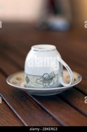 Renversée en tasse de café turc sur soucoupe traditionnellement en utilisant pour dire de fortune sur table en bois, dire de fortune de café Banque D'Images