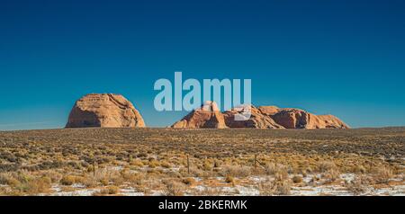 Formation de roches dans le pays désertique près de Page. Arizona, États-Unis. Banque D'Images