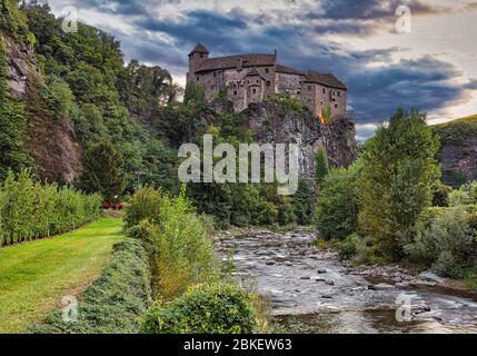 Le château de Runkelstein (Castel Roncolo) est une fortification médiévale près de la ville de Bolzano, dans le Tyrol du Sud, en Italie. Banque D'Images