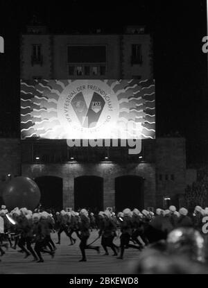 30 mai 1980, Saxe, Karl-Marx-Stadt: Le 'V. Le Festival de l'amitié des jeunes de la RDA et de l'URSS se déroule fin mai 1980 à Karl-Marx-Stadt. Photo : Volksmar Heinz/dpa-Zentralbild/ZB Banque D'Images