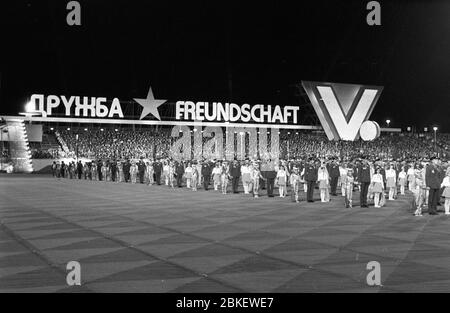 30 mai 1980, Saxe, Karl-Marx-Stadt: Au stade. Le 'V. Le Festival de l'amitié des jeunes de la RDA et de l'URSS se déroule fin mai 1980 à Karl-Marx-Stadt. Date exacte de l'enregistrement inconnue. Photo : Volksmar Heinz/dpa-Zentralbild/ZB Banque D'Images