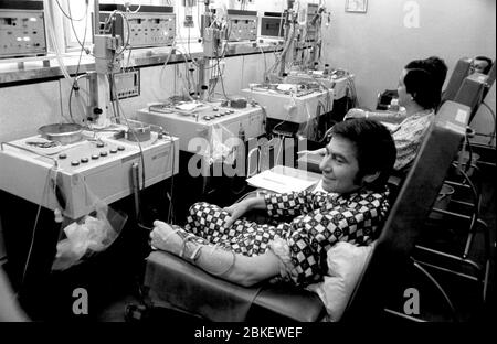 17 mai 1980, Saxe, Leipzig: Au centre de dialyse de l'Université Karl Marx Leipzig. Photo : Volksmar Heinz/dpa-Zentralbild/ZB Banque D'Images