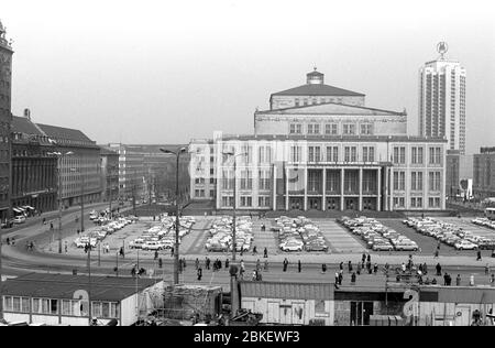 04 mai 1980, Saxe, Leipzig: L'Opéra de Leipzig sur Karl-Marx-Platz a été construit en 1954-1960 selon un dessin de Kunz Nierade et Kurt Hemmerling. Sur le côté droit à l'arrière de la Wintergartenhochhaus avec le double MM de la foire de Leipzig. Photo : Volksmar Heinz/dpa-Zentralbild/ZB Banque D'Images