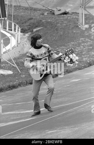 30 mai 1980, Saxe, Karl-Marx-Stadt : entrez dans Dean Reed. Le 'V. Le Festival de l'amitié des jeunes de la RDA et de l'URSS se déroule fin mai 1980 à Karl-Marx-Stadt. Photo : Volksmar Heinz/dpa-Zentralbild/ZB Banque D'Images