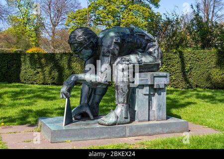 Maître de la sculpture de l'univers par Eduardo Paolozzi dans les jardins de la Scottish National Gallery of Modern Art Two à Edinburgh, Ecosse, Royaume-Uni Banque D'Images