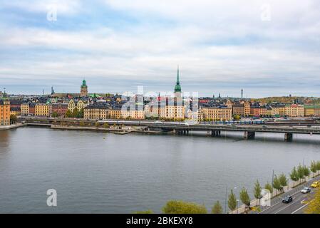 Vue panoramique sur Stockholm et Gamla stan depuis Monteliusvagen. Vue magnifique sur le lac Mälaren, l'hôtel de ville et Riddarholmen. Banque D'Images