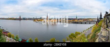 Vue panoramique sur Stockholm et Gamla stan depuis Monteliusvagen. Vue magnifique sur le lac Mälaren, l'hôtel de ville et Riddarholmen. Banque D'Images