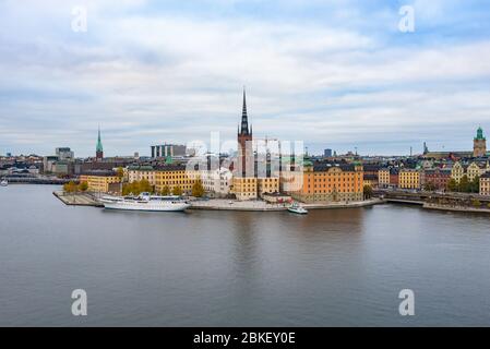 Vue panoramique sur Stockholm et Gamla stan depuis Monteliusvagen. Vue magnifique sur le lac Mälaren, l'hôtel de ville et Riddarholmen. Banque D'Images