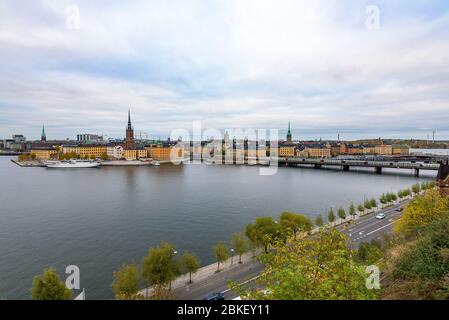 Vue panoramique sur Stockholm et Gamla stan depuis Monteliusvagen. Vue magnifique sur le lac Mälaren, l'hôtel de ville et Riddarholmen. Banque D'Images