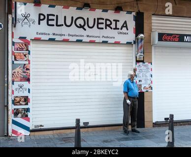 Las Palmas, Grande Canarie, îles Canaries, Espagne. 4 mai 2020. Un homme âgé portant un masque de visage se tient devant un salon de coiffure à Las Palmas sur Gran Canaria. A partir du 4 mai coiffeurs en Espagne ouvrira pour la première fois en presque deux mois comme les mesures de verrouillage sont progressivement levées. Crédit: Alan Dawson/Alay Live News Banque D'Images