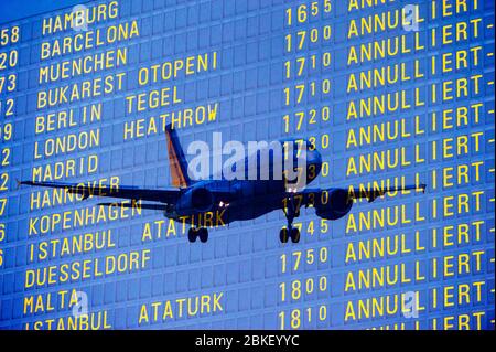 PHOTO MONTAGE, arrivée et départ à l'aéroport, annulations de départ, vols annulés en raison de la crise de Corona Banque D'Images