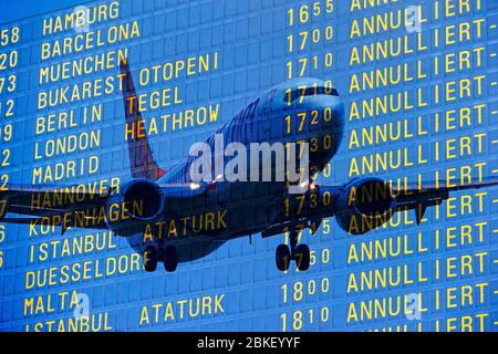 PHOTO MONTAGE, arrivée et départ à l'aéroport, annulations de départ, vols annulés en raison de la crise de Corona Banque D'Images