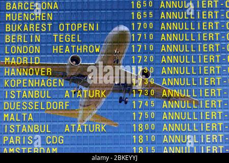 PHOTO MONTAGE, arrivée et départ à l'aéroport, annulations de départ, vols annulés en raison de la crise de Corona Banque D'Images