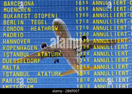 PHOTO MONTAGE, arrivée et départ à l'aéroport, annulations de départ, vols annulés en raison de la crise de Corona Banque D'Images