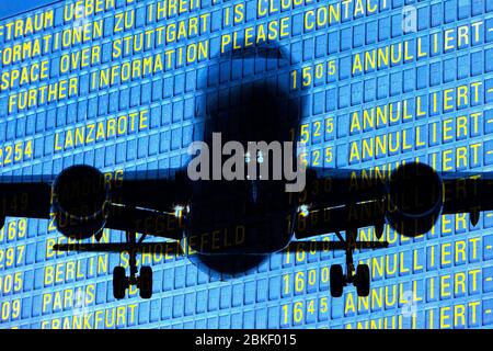 PHOTO MONTAGE, arrivée et départ à l'aéroport, annulations de départ, vols annulés en raison de la crise de Corona Banque D'Images