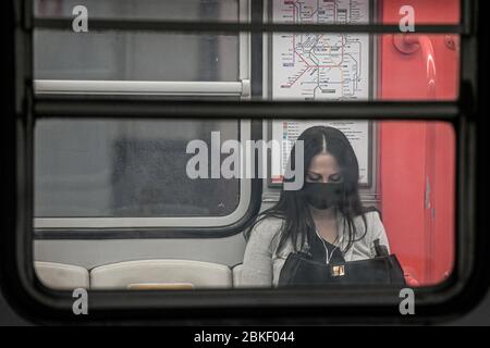 Milan, Italie - 4 mai 2020: Un banlieue portant un masque facial à la station de métro Cadorna le premier jour de la phase 2, alors que l'Italie est sur le point de faciliter progressivement les mesures de verrouillage du coronavirus Covid-19. Crédit: Piero Cruciatti/Alay Live News Banque D'Images