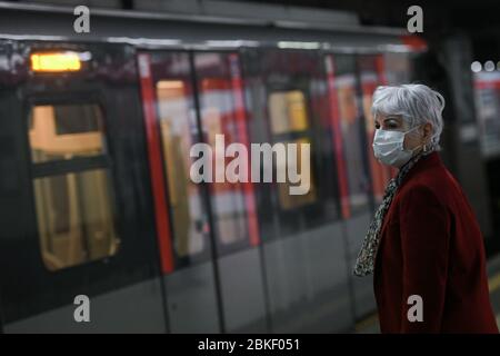 Milan, Italie - 4 mai 2020: Un banlieue portant un masque facial à la station de métro Cadorna le premier jour de la phase 2, alors que l'Italie est sur le point de faciliter progressivement les mesures de verrouillage du coronavirus Covid-19. Crédit: Piero Cruciatti/Alay Live News Banque D'Images