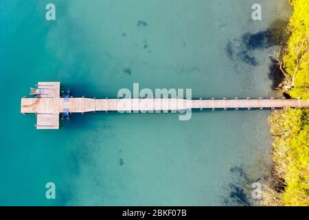 Jetée de baignade à Woerthsee par le dessus, près d'Inning, Fuenfseenland, drone shot, Haute-Bavière, Bavière, Allemagne Banque D'Images