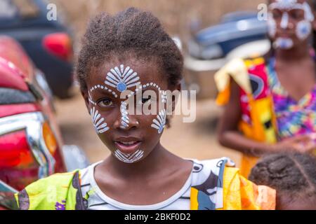 Jeune fille indigène avec peinture traditionnelle du visage, Diego Suarez, Antsiranana, Madagascar Banque D'Images
