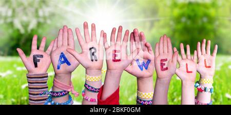 Les mains des enfants édifier des mots, Grass Meadow Banque D'Images