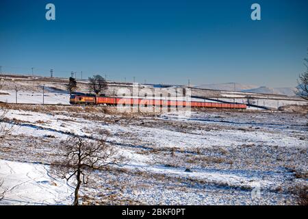 EWS Livery DB Cargo Rail classe 67 diesel locomotive 67021 passant Shap Wells sur la ligne principale enneigée de la côte ouest à Cumbria escalade Shap Banque D'Images