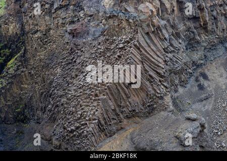 Détail de la géologie massive de la colonne de basalte de la superbe cascade de Litlanesfoss, où l'eau tombe entre, l'Islande. Banque D'Images