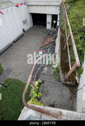 04 mai 2020, Rhénanie-du-Nord-Westphalie, Duisburg: La photo montre les escaliers en béton au mémorial de Loveparade. La Cour régionale de Duisburg a abandonné le procès de Loveparade. À l'été 2010, 21 jeunes sont morts dans une foule à la Parade de l'Amour, plus de 650 blessés. Photo : Roland Weihrauch/dpa Banque D'Images