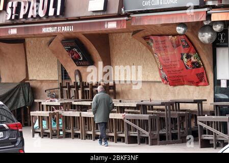 Hambourg, Allemagne. 3 mai 2020. Des tables et des bancs vides sont visibles devant un restaurant fermé sur la Reeperbahn, sur la rue Pauli. La plupart des restaurants, cafés et pubs de la ville hanséatique ont fermé leurs portes en raison de la crise de Corona. Crédit: Bodo Marks/dpa/Bodo Marks/dpa/Alay Live News Banque D'Images