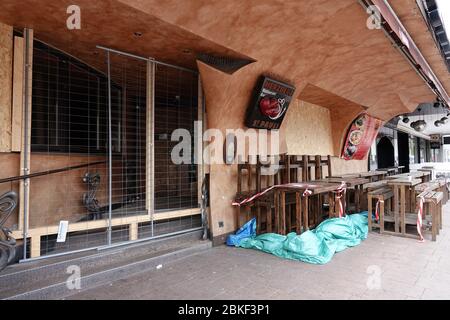 Hambourg, Allemagne. 3 mai 2020. Des tables et des bancs vides sont visibles devant un restaurant fermé sur la Reeperbahn, sur la rue Pauli. La plupart des restaurants, cafés et pubs de la ville hanséatique ont fermé leurs portes en raison de la crise de Corona. Crédit: Bodo Marks/dpa/Bodo Marks/dpa/Alay Live News Banque D'Images