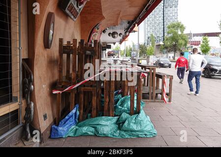 Hambourg, Allemagne. 3 mai 2020. Des tables et des bancs vides sont visibles devant un restaurant fermé sur la Reeperbahn, sur la rue Pauli. La plupart des restaurants, cafés et pubs de la ville hanséatique ont fermé leurs portes en raison de la crise de Corona. Crédit: Bodo Marks/dpa/Bodo Marks/dpa/Alay Live News Banque D'Images