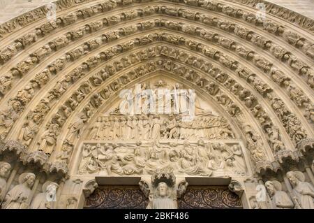 Portail du jugement dernier et détails en pierre sculptée sur le devant de la cathédrale notre Dame, Paris, France Banque D'Images