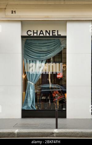 Vitrine boutique Chanel, rue du Faubourg St Honoré, Paris, France Banque D'Images