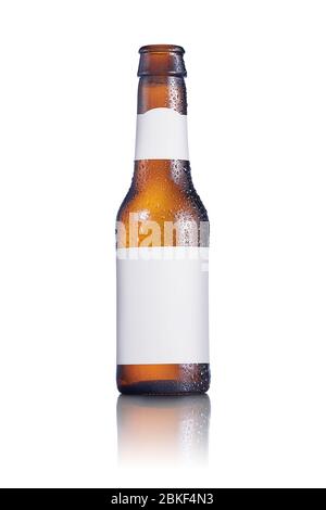 Bouteille de bière avec étiquette vierge sur fond blanc Banque D'Images