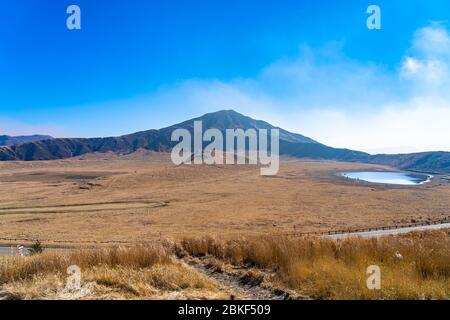 Prairie de Kusasenri (kusasenri-ga-hama) en janvier, Mt. Eboshi en arrière-plan. Parc national de l'ASO Kuju, préfecture de Kumamoto, Japon Banque D'Images