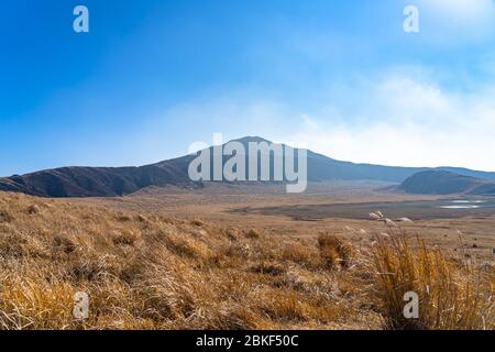 Prairie de Kusasenri (kusasenri-ga-hama) en janvier, Mt. Eboshi en arrière-plan. Parc national de l'ASO Kuju, préfecture de Kumamoto, Japon Banque D'Images